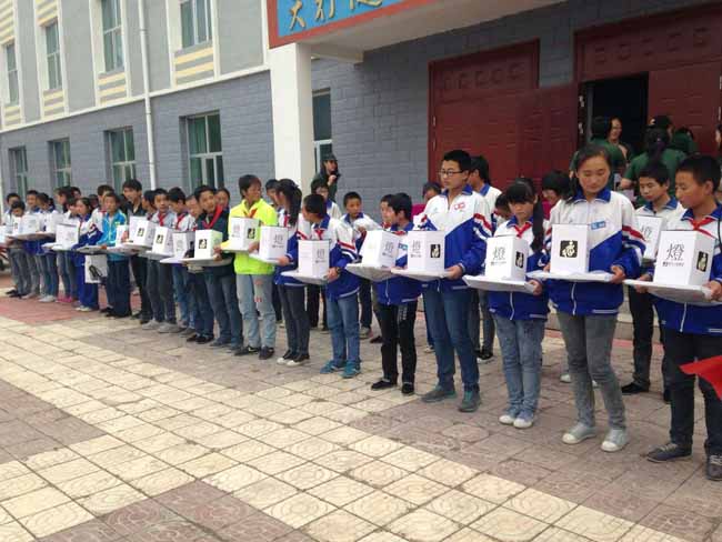 漢鼎助力慈善捐贈(zèng)LED臺(tái)燈