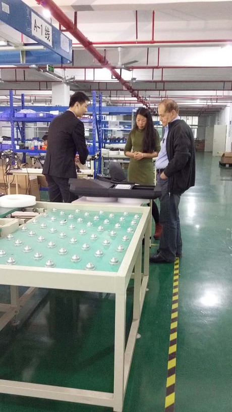 國(guó)外客戶和同事一起參觀整燈結(jié)構(gòu)