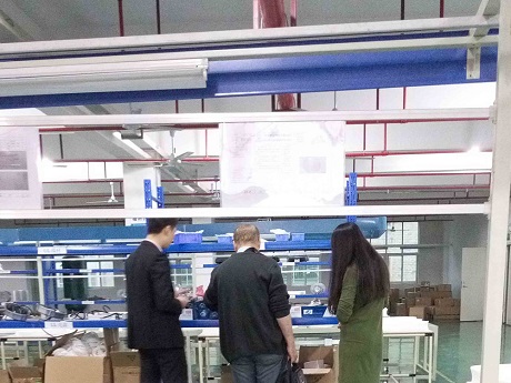 國(guó)外客戶和同事一起參觀整燈結(jié)構(gòu)